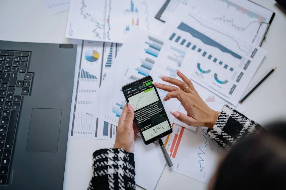 Zespół marketerów analizujący dane na ekranie